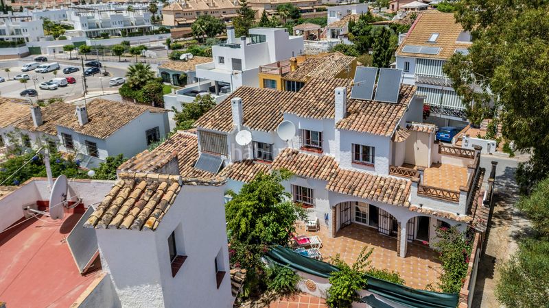 Foto b586ac93-a531-4bb6-99e1-cd803edd596e. Casa aparellada amb aparcament piscina a Calahonda Mijas