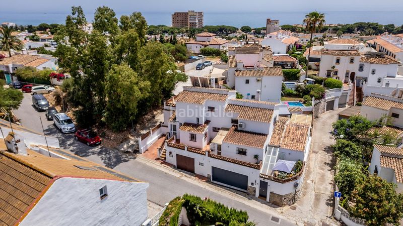 Foto befe8299-e7cb-44a7-a9cc-c35b5f6a548a. Casa aparellada amb aparcament piscina a Calahonda Mijas