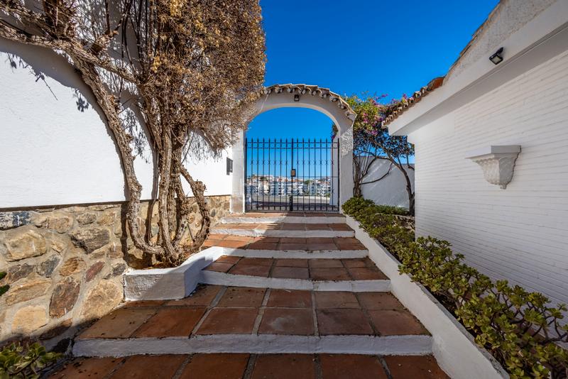 Foto a58107f2-a6e3-4fe2-a653-64f01008a796. Chalet avec parking piscine dans Calahonda Mijas