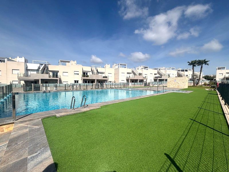 Foto fd063db2-b5a3-4bfa-b4c8-00379d549f3f. Casa amb piscina a Parque Acuático - Sector 25 Torrevieja