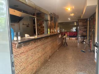 Traspàs Local Comercial a Barri de les Corts. Oportunidad de negocio con licencia c2  y salida de humos, con