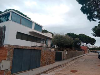 Xalet a Cabrils. Moderna propiedad  aislada de 460 m2 en parcela de 800 m2 rodead