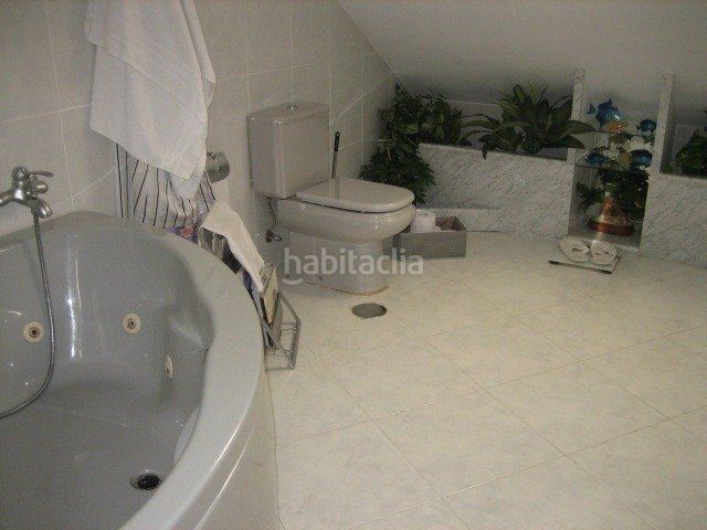 Foto f79f1919-b59e-43ad-982f-3d8dea8787db. Casa amb aparcament a Camponaraya