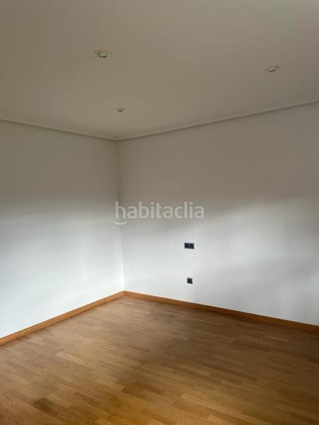 Foto 17226443-05b2-4a43-9a3b-912c4cf794f1. Casa aparellada amb calefacció aparcament a Carracedelo