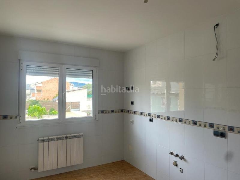 Foto 1ea36c99-e1b3-4cb4-b19c-daacac142eed. Casa aparellada amb calefacció aparcament a Carracedelo