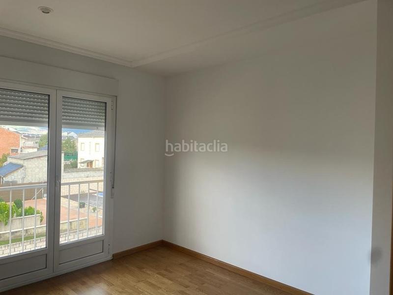 Foto 692dfe47-653a-426d-bc89-e7ffbf49df9f. Casa aparellada amb calefacció aparcament a Carracedelo