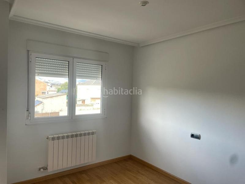 Foto 69a96aae-0a81-4a81-8dd3-020bd1d63181. Casa aparellada amb calefacció aparcament a Carracedelo