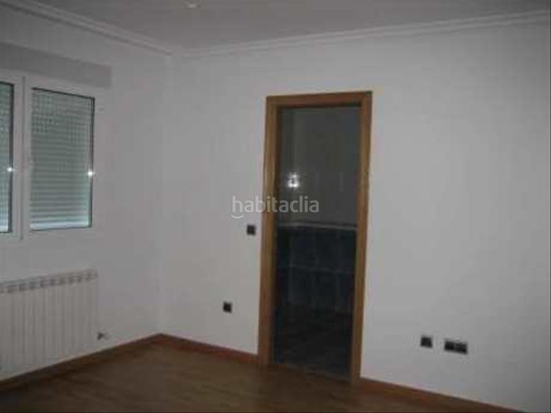 Foto f798f64f-79e8-4926-9d15-7d6e1c94a300. Casa aparellada amb calefacció aparcament a Carracedelo