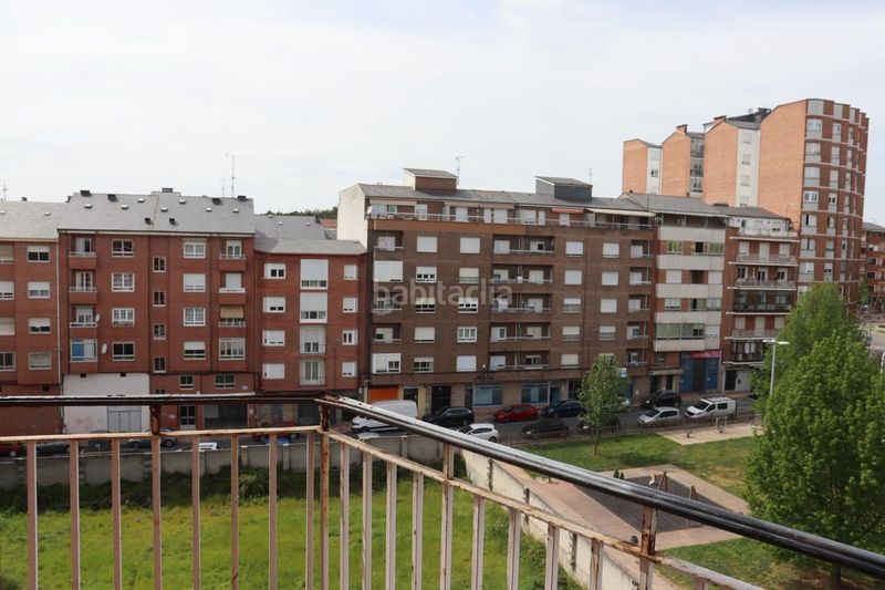 Foto f3b19035-7819-4394-ab32-acf838966361. Flat with heating in Centro Ponferrada