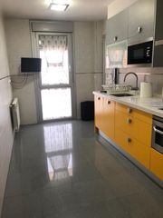 Flat in Centro. Amplio piso en el centro de ponferrada  ideal para familias