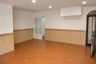 Lloguer Local Comercial  Carrer de beat josep castell camps. Local 50m casi diafano con salida de humos