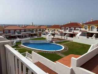 Miete Etagenwohnung in Calle llanos del poris 97. Piso de 2 habitaciones con terraza, piscina y jardín comunitario
