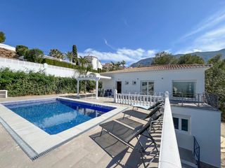 Chalet  Calle rosella. Villa doble con piscina, jardin y vistas al mar en denia