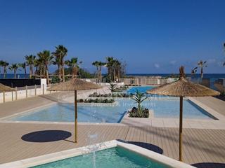 Apartament a Calle llac baikal 3. Maravilloso bajo con terraza a la piscina en primera linea