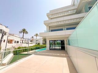 Apartament  N/a. Bajo de 3 dormitorios frente al mar, jardin y piscina privada