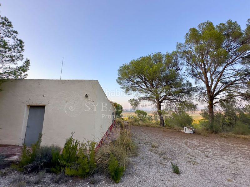 Foto a7c0c9fc-93c0-4fb5-9205-ec8b0681eaf3. Masia amb aparcament a Monòver