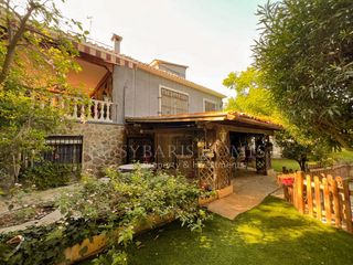 Xalet a Camí de les bovetes al mar 15h. Exclusivo chalet de 2 plantas independientes a pocos pasos del m