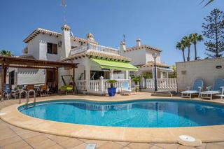 Chalet in La Zenia. Chalet con piscina salada