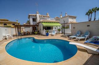 Xalet en La Zenia. Espectacular chalet independiente con piscina de agua salada a t