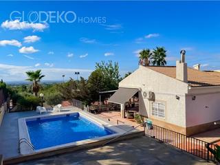 Xalet en Jubalcoi. Espectacular chalet independiente con piscina y pista de tenis a