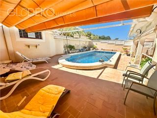 Chalet à Ciudad de Asís. Chalet independiente con amplio terreno cerca del aeropuerto y a