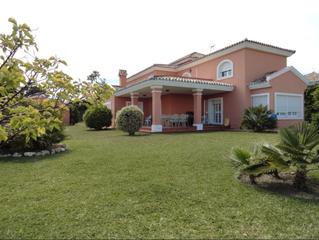 Xalet a Parque Central. Exclusiva villa de lujo a solo 200 m del mar en san pedro