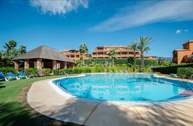 Foto 6a28c818-bf1c-43ca-a9a7-9660c6d54602. Apartamento  reformado con jardín privado en Benatalaya en Estepona