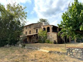 Masia a Anglès. Masía siglo xvii rehabilitada
