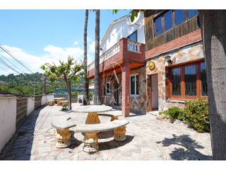 Casa  Avenida arbres. Finca con piscina y vistas despejadas, en sant genís de palafoll