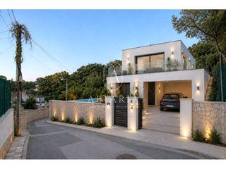 Casa  Calle empúries. Obra nueva en lloret de mar, vivienda de 3 dormitorios.