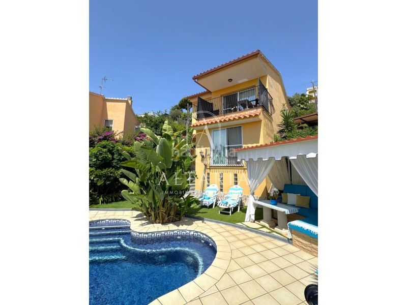 Foto 6ee6b1fc-c930-44ec-ac57-484e9e955092. Chalet con riscaldamento piscina in Santa Susanna