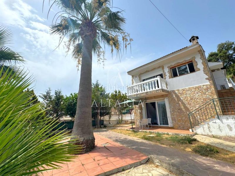 Foto f94a2b00-2e7e-4e5c-8f19-80f5fb20e763. Casa amb piscina a Serra Brava Lloret de Mar