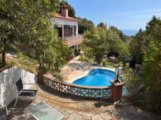 Masía  Calle llavaneres. Casa con piscina, jardín, vistas al mar y también licencia turís
