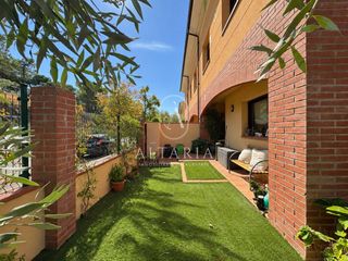 Casa bifamiliare  Calle montplana. Casa pareada con piscina, pádel y vistas al mar, en arenys de ma