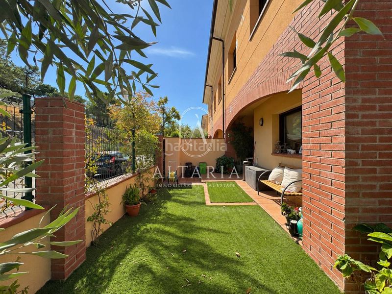 Casa pareada  con piscina, pádel y vistas al mar, en Arenys de Mar