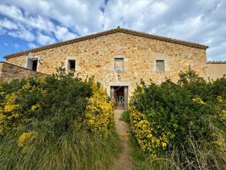 Masia a Llagostera. Magnífica masía con 104.000m de terreno entre caldes y llagoster