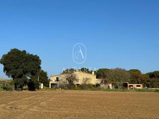 Masia a Llagostera. Magnífica masía con 104.000m de terreno entre caldes y llagoster