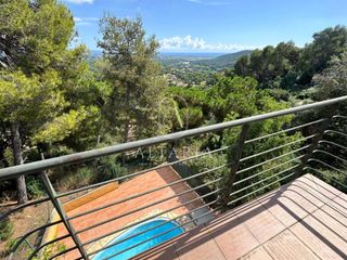 Chalet  Calle rossinyols. Chalet con piscina, vistas al mar y la montaña.
