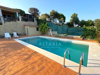 Casa in Niàgara Parc -Àgora Parc. Chalet independiente con piscina, huerto y vistas panorámicas al