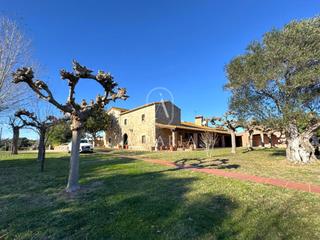 Haus in Llagostera. Espectacular finca con 7 hectáreas de terreno propio.