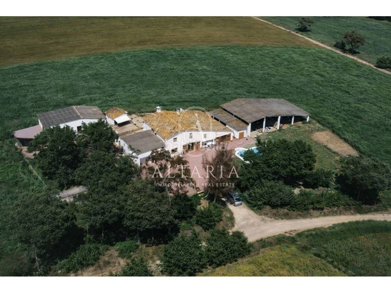 Foto e330739b-3e8f-4c31-8226-dc51c01e0329. Masia amb piscina a Sils