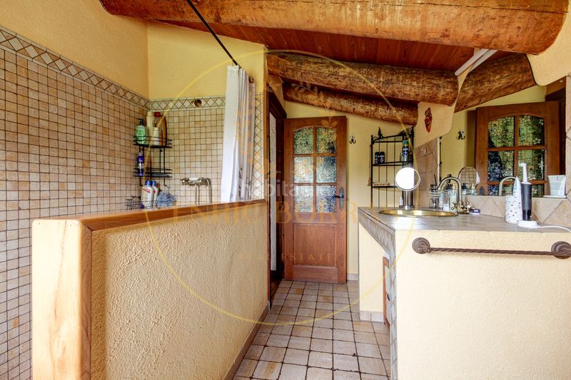 Foto 4ed59e25-71b7-4fcf-9fbc-d056ce50433a. Masia a la rambla 2 a Dreta de l´Eixample Barcelona