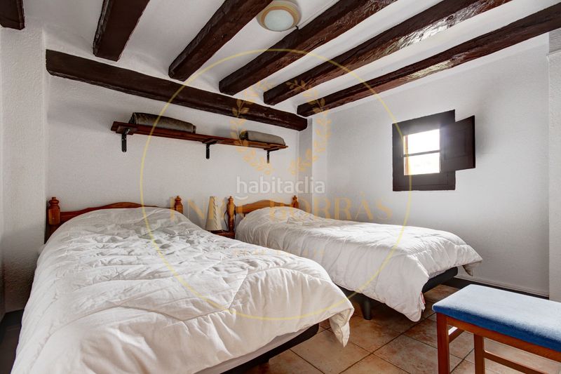 Foto b62eaf94-9dfa-4ff7-8fd3-844799eec7d8. Masia a la rambla 2 a Dreta de l´Eixample Barcelona