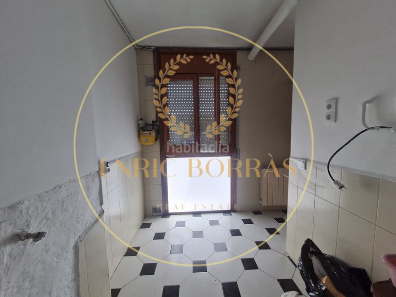 Foto a7e386d6-9fb0-460b-b995-547a2f51e579. Pis amb xemeneia calefacció aparcament a Puig-reig
