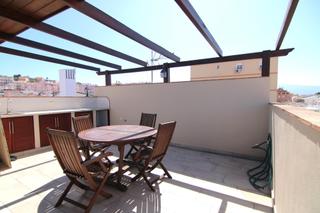 Apartament a Coín. Apartamento dúplex con terraza exterior, reformada recientemente