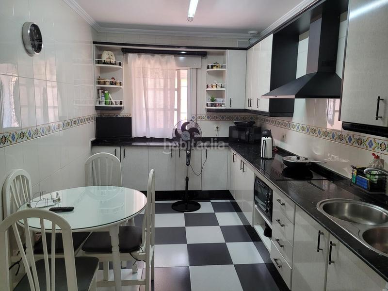 Foto 09e84d85-91e8-46e1-806d-18ab8f1d2800. Casa adosada casa en venta lista para entrar a vivir 160 m2 construidos, terraza y plaza de aparcamiento en Coín