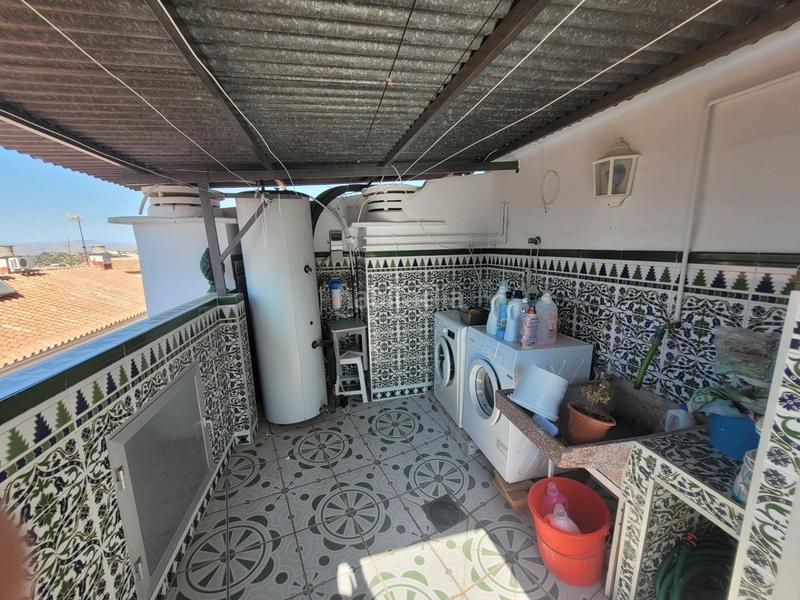 Foto 3bc3ff9c-884c-48fb-90b4-fc53cca18b98. Casa adosada casa en venta lista para entrar a vivir 160 m2 construidos, terraza y plaza de aparcamiento en Coín