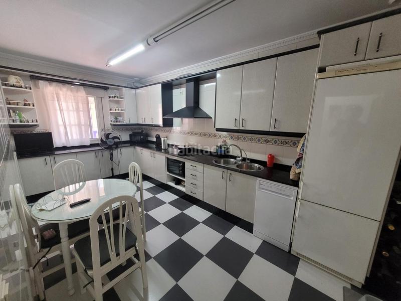 Foto fef0212e-90c0-45eb-af80-cc5344e94071. Casa adosada casa en venta lista para entrar a vivir 160 m2 construidos, terraza y plaza de aparcamiento en Coín