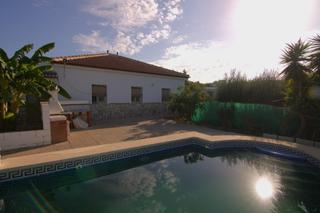 Casa a Centro. Finca con 3 viviendas independientes y piscina a la venta en alh