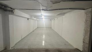 Local commercial à Coín. Garaje cerrado de 60 m2 en zona céntrica  ideal como almacén o a